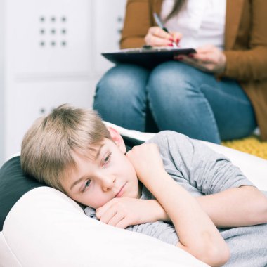 Sorunları olan çocukla konuşmak okul pedagog