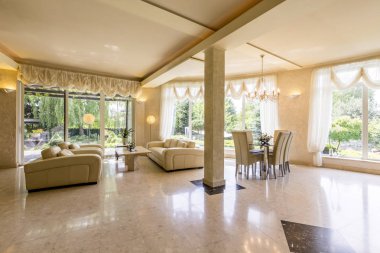 Parlak, mermer oturma odası