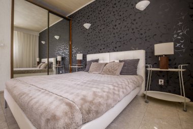 Rahat yatak ile modern yatak odası