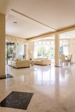 Aydınlık oturma odası ile büyük kanepe