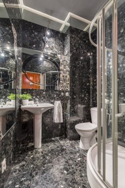 Gri mermer banyo duş ile