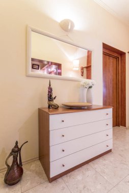 Ayna ve souvernirs ile ahşap tuvalet