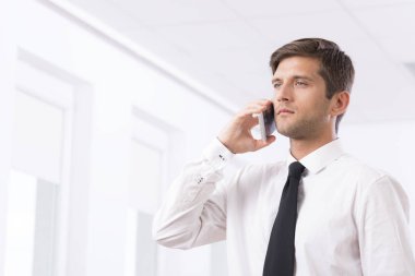 Telefonda ciddi genç işadamı