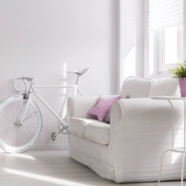 Beyaz iç kanepe ve bisiklet ile