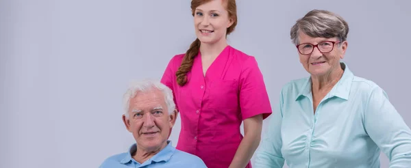 Senioren mit junger Krankenschwester — Stockfoto