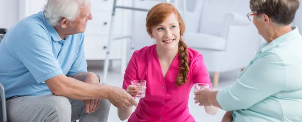 Nurse giving pills to patients — Stock Photo, Image