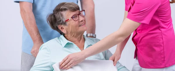 Verpleegkundige bedekking senior door de deken — Stockfoto