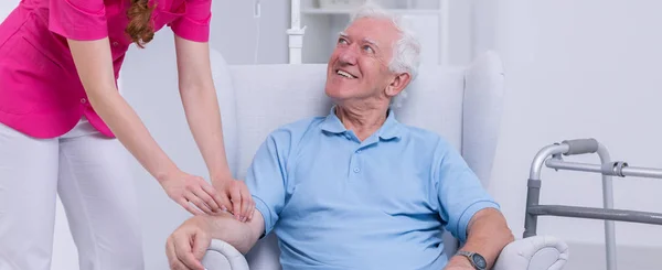 Krankenschwester am Tropf der Seniorin — Stockfoto