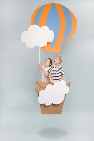 Siblings playing with diy balloon — Stock Photo, Image