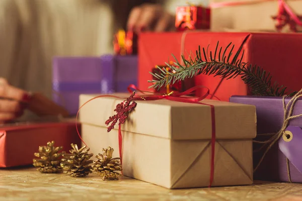 Regalos bajo el árbol —  Fotos de Stock