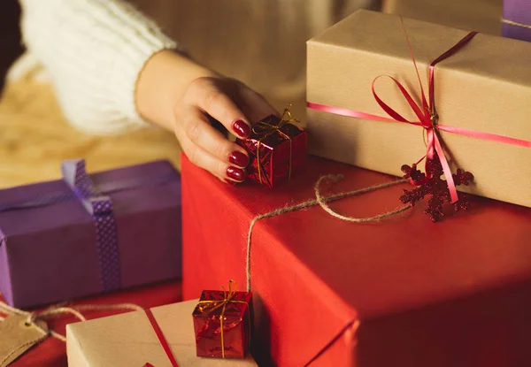 Dejando el regalo — Foto de Stock