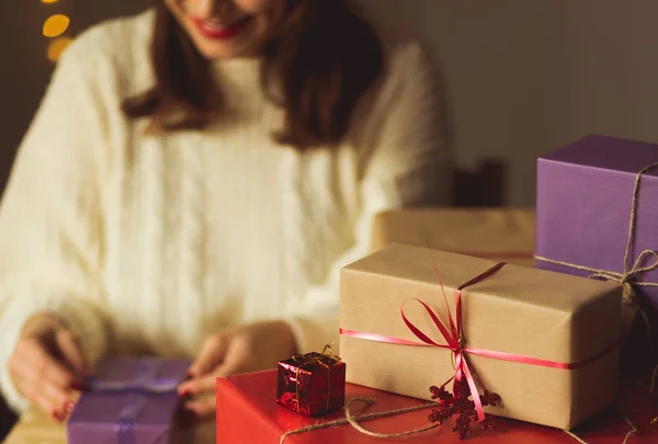 Abrindo presente de Natal — Fotografia de Stock