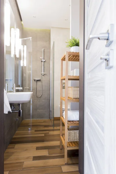 Kecil tapi fungsional dan bergaya kamar mandi — Stok Foto