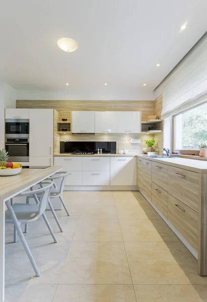 Modern mutfak tazelik ve hava ile dolu — Stok fotoğraf