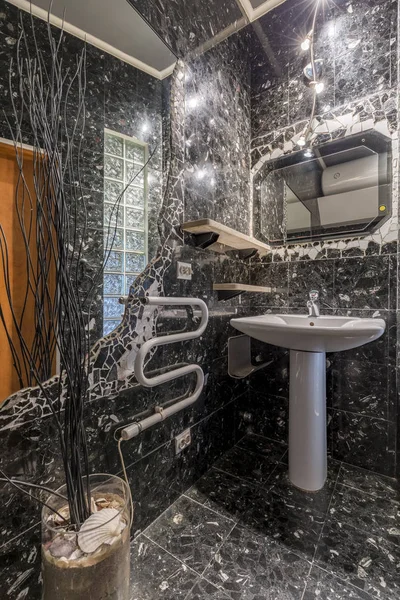 Kamar mandi di marmer abu-abu dengan wastafel — Stok Foto