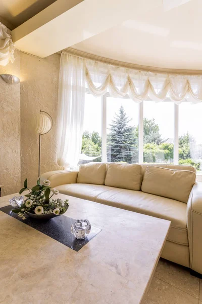 Biały pokój dzienny z rozkładaną sofą i panoramiczne okna — Zdjęcie stockowe