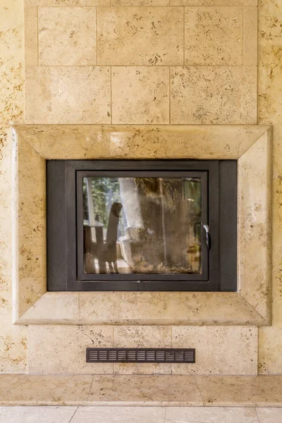 Marble closed fireplace in living room — Stock Photo, Image