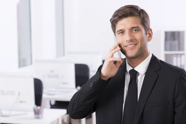 Elegancki biznesmen rozmawiający przez telefon — Zdjęcie stockowe