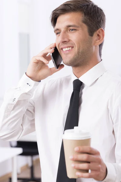 Uomo elegante con cellulare e caffè — Foto Stock