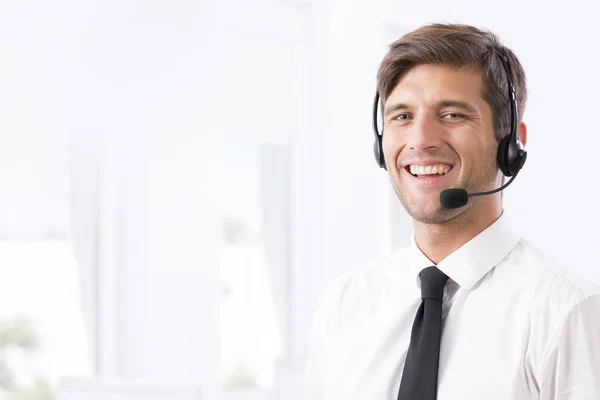 Sonriente empleado del centro de llamadas con auriculares — Foto de Stock