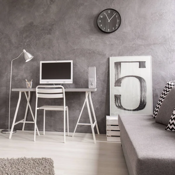 Серый кабинет с компьютером и диваном — стоковое фото