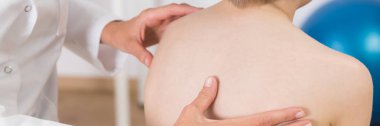 Çocuk bir rehabilitasyon kliniğinde