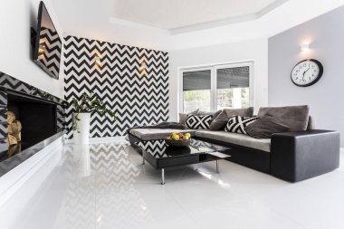 Oturma odasında duvarda mozaik Tema