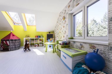 Çatı penceresi olan çocuklar için parlak Oda
