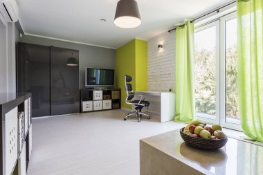 Veranda giriş ile geniş oda