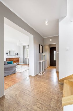 Geniş koridor içinde ev