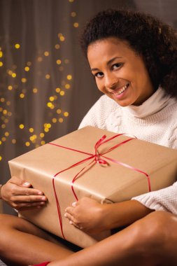 Büyük bir hediye tutan kadın