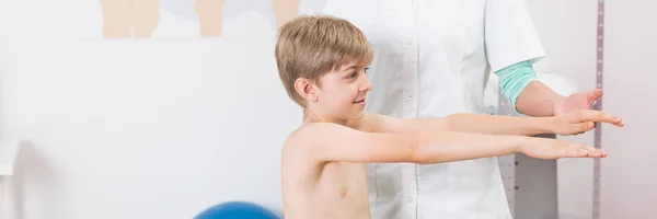 Menino segurando seus braços na frente dele — Fotografia de Stock