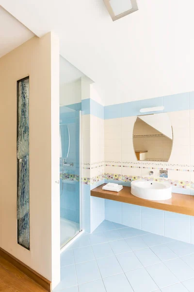 Bagno moderno con piastrelle blu — Foto Stock
