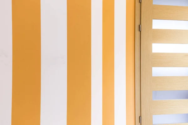 Смугастий жовті стіни — стокове фото