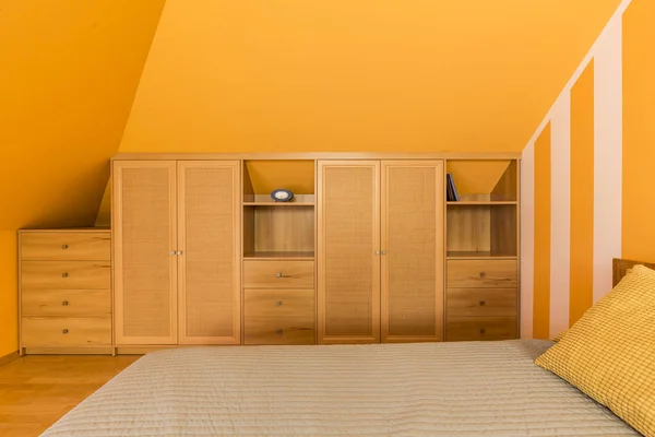 Chambre avec mur jaune — Photo