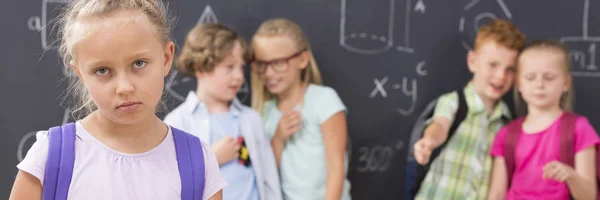 Triest school meisje en kinderen lachen en achterklap haar — Stockfoto