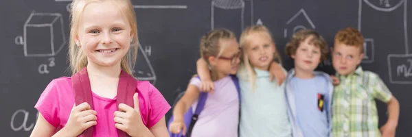 Menina da escola loira feliz — Fotografia de Stock