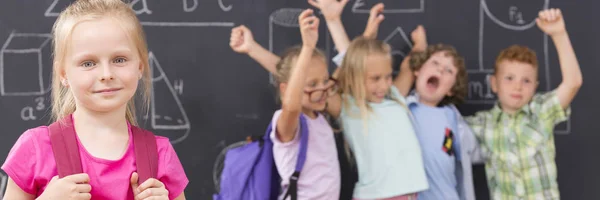 Glückliche Schulmädchen und Kindergruppe heben die Hände — Stockfoto