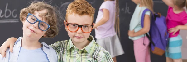 Dois meninos da escola vestindo óculos coloridos modernos — Fotografia de Stock