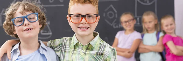 Amigos de la escuela feliz usando gafas nuevas — Foto de Stock