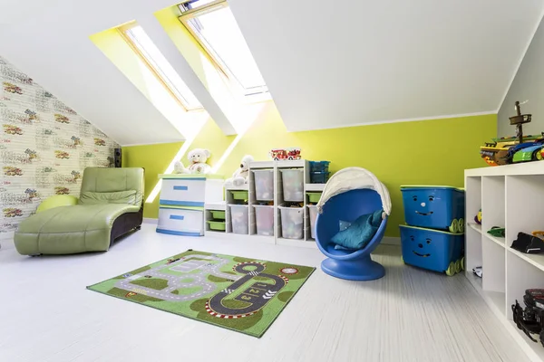 Grünes Kinderzimmer mit Dachfenstern — Stockfoto