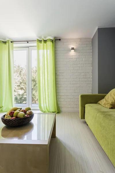 Sala de estar com sofá verde — Fotografia de Stock