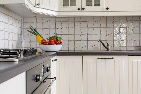 Bílý kuchyňský nábytek — Stock fotografie
