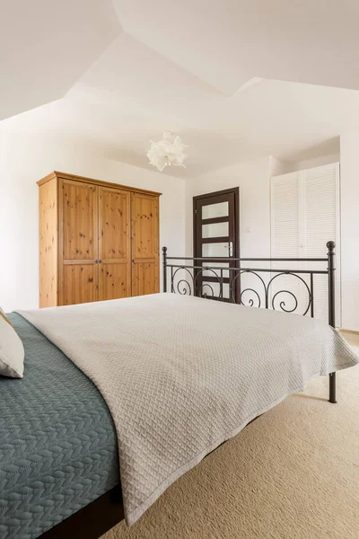 아늑한 백색 침실 — 스톡 사진