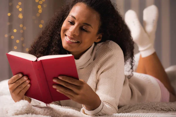 Ontspannen met haar favoriete boek — Stockfoto