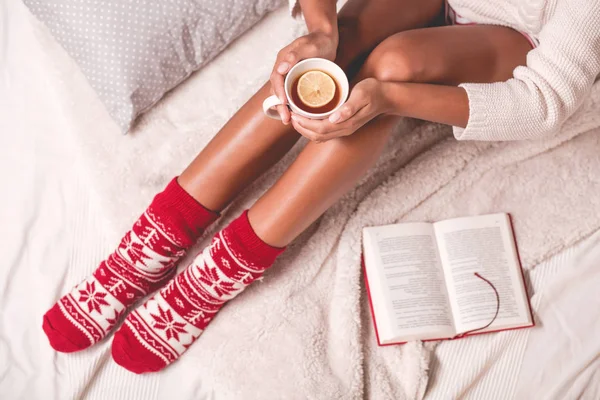 Favourite book plus favourite tea — Stock Photo, Image