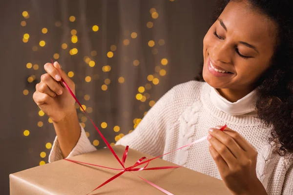 Unwrapping Christmas present — Stock Photo, Image