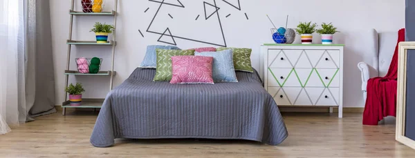 Мбаппе с большой кроватью посередине — стоковое фото