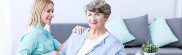 Mujer anciana y asistente —  Fotos de Stock