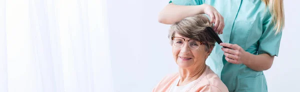 Doing lady's hair — Stock Photo, Image